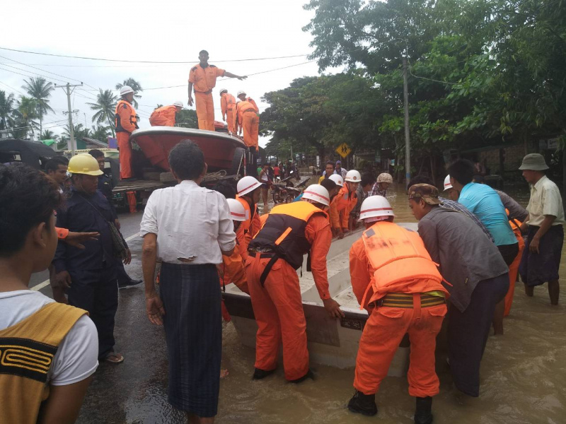 У М'янмі через прорив греблі затопило місто і трасу